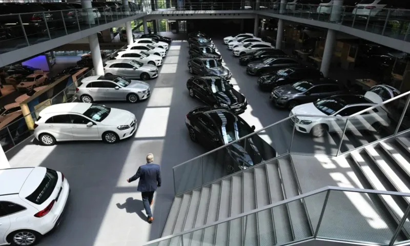 “Foto do interior de uma concessionária de carros de luxo, com um ambiente elegante de showroom.