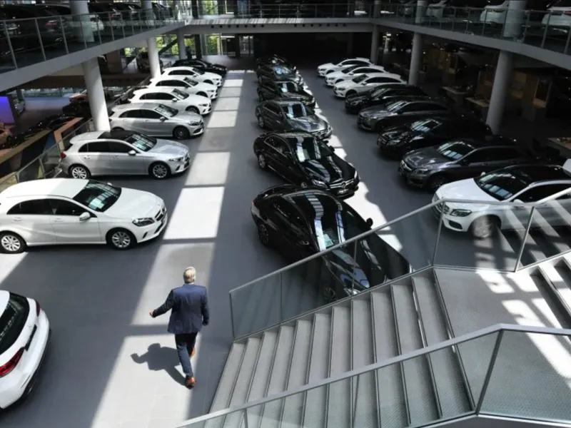 "Fotografía interior de un concesionario de automóviles de alta gama, con un elegante ambiente de sala de exhibición.