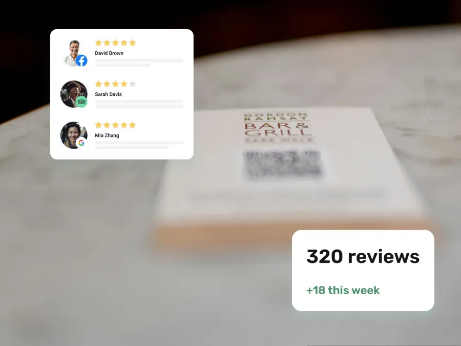 Primer plano de un código QR en la mesa de un restaurante para la recopilación de reseñas de Google