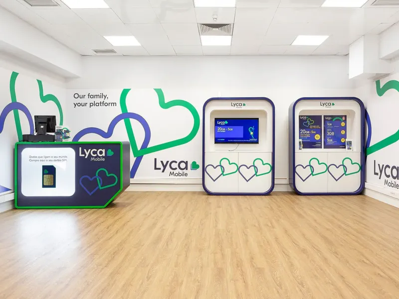 Tienda de Lyca Mobile impulsada por Pluspoint para potenciar su presencia online, con un diseño limpio y pantallas digitales de marca.