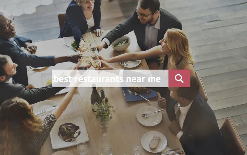 Pesquise no Google por “melhor restaurante perto de mim”, buscando recomendações de restaurantes locais.