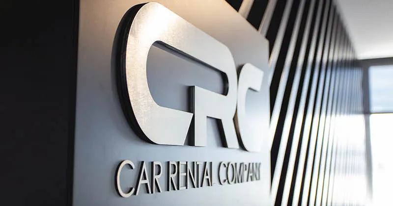 Logotipo de Car Rental Company en una pared