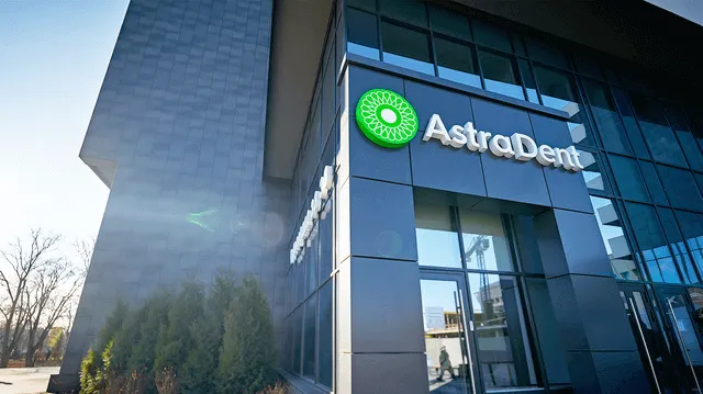 Fachada de la clínica Astra Dent, que ofrece servicios dentales profesionales con un exterior acogedor.