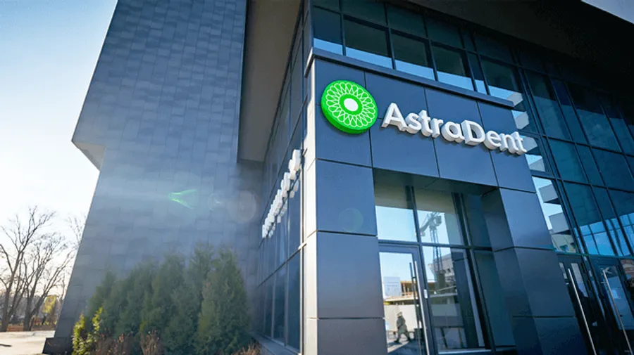 Fachada de la clínica Astra Dent, que ofrece servicios dentales profesionales con un exterior acogedor.