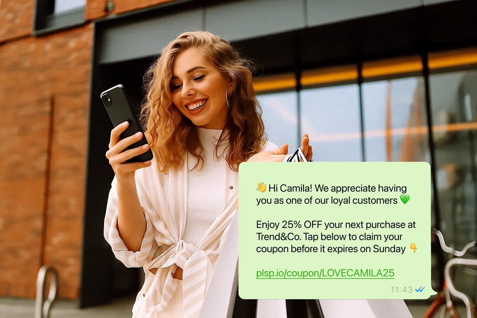 Mujer sonriente de pie al aire libre sosteniendo un smartphone y leyendo un mensaje de WhatsApp de Trend&Co que ofrece un 25% de descuento.