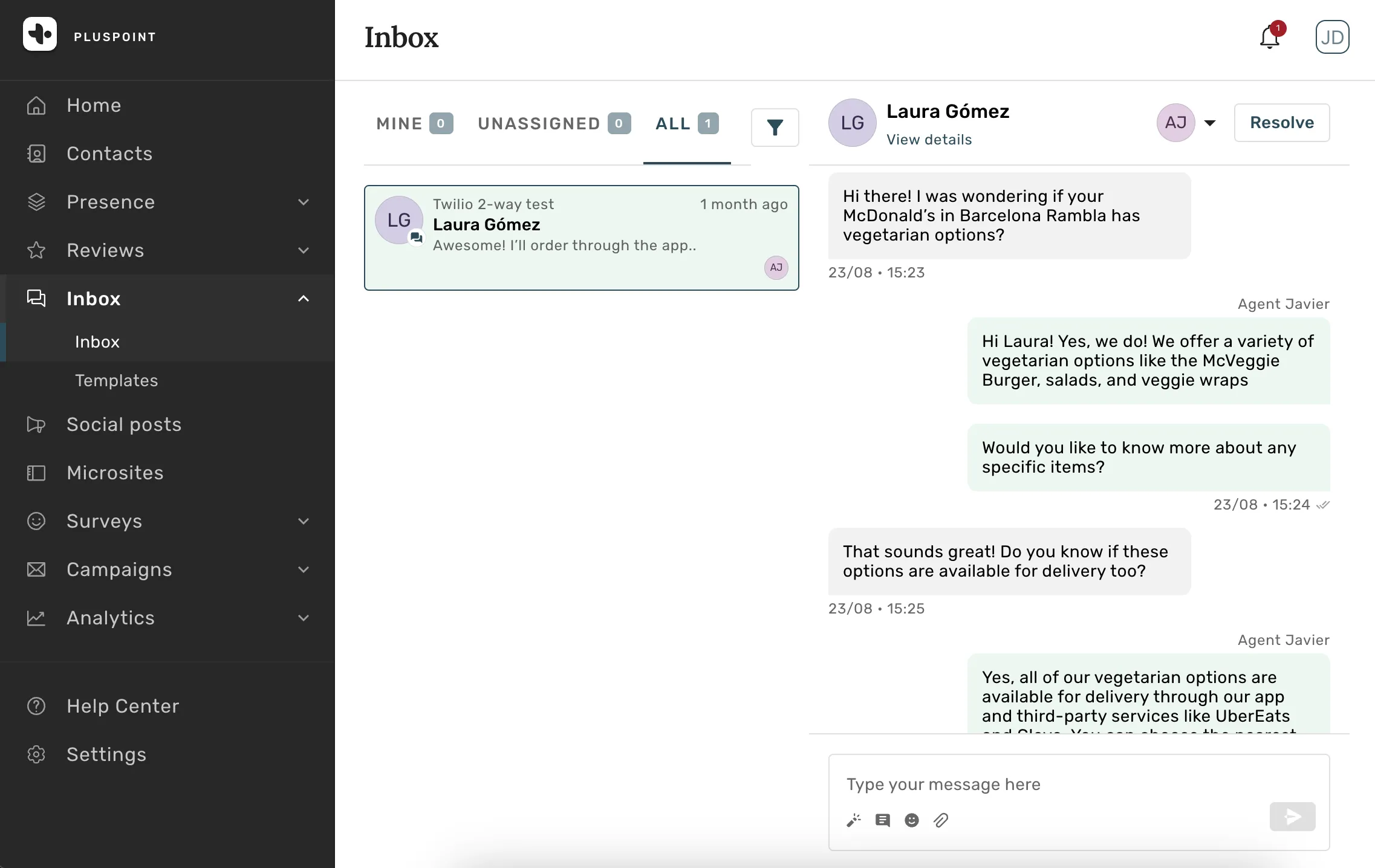 Inbox da Pluspoint com filas Minhas, Não atribuídas e Todas, e um atendente respondendo em uma conversa