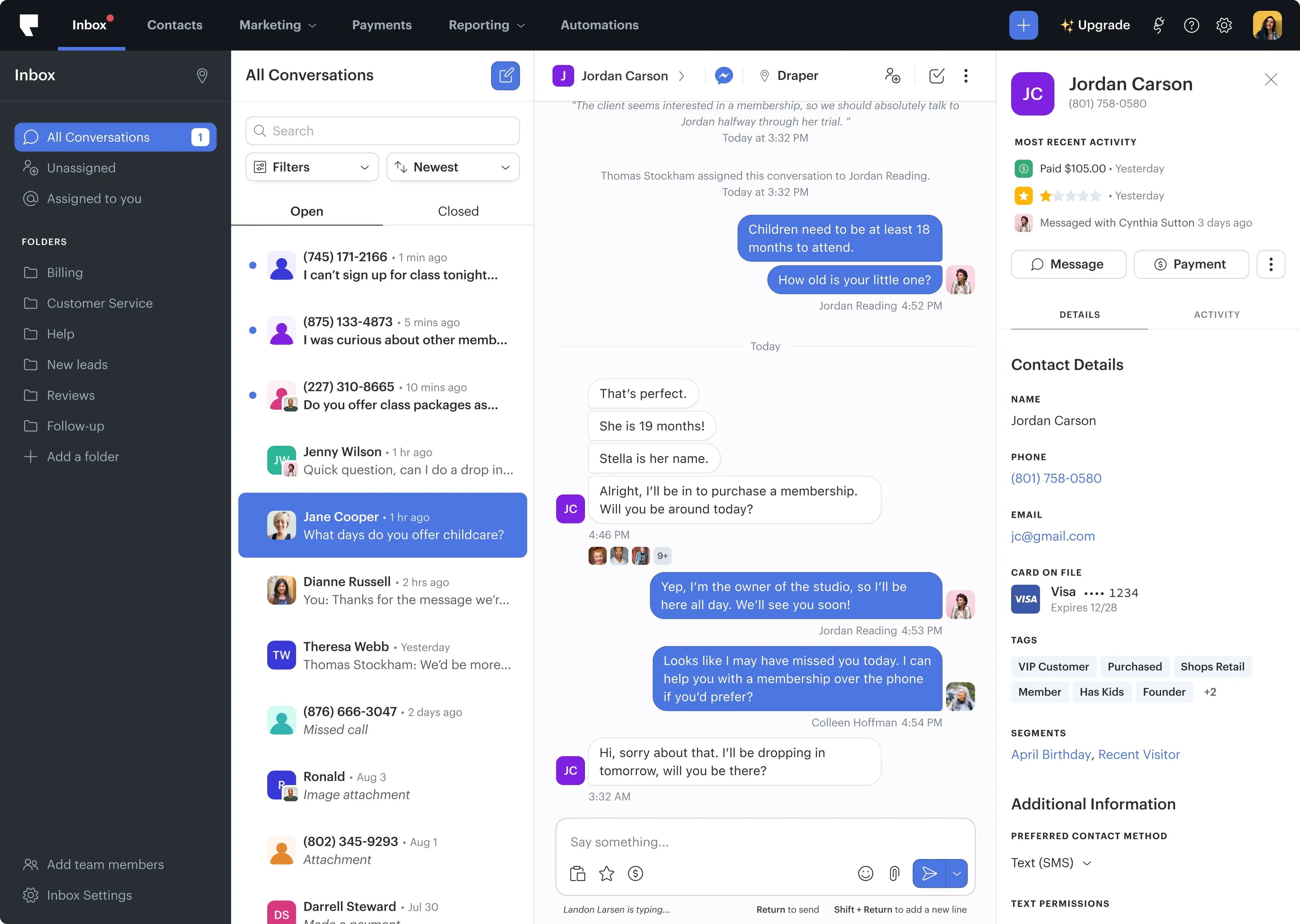 Inbox unificado da Podium com conversa de SMS e painel de contato mostrando pagamentos, etiquetas e segmentos