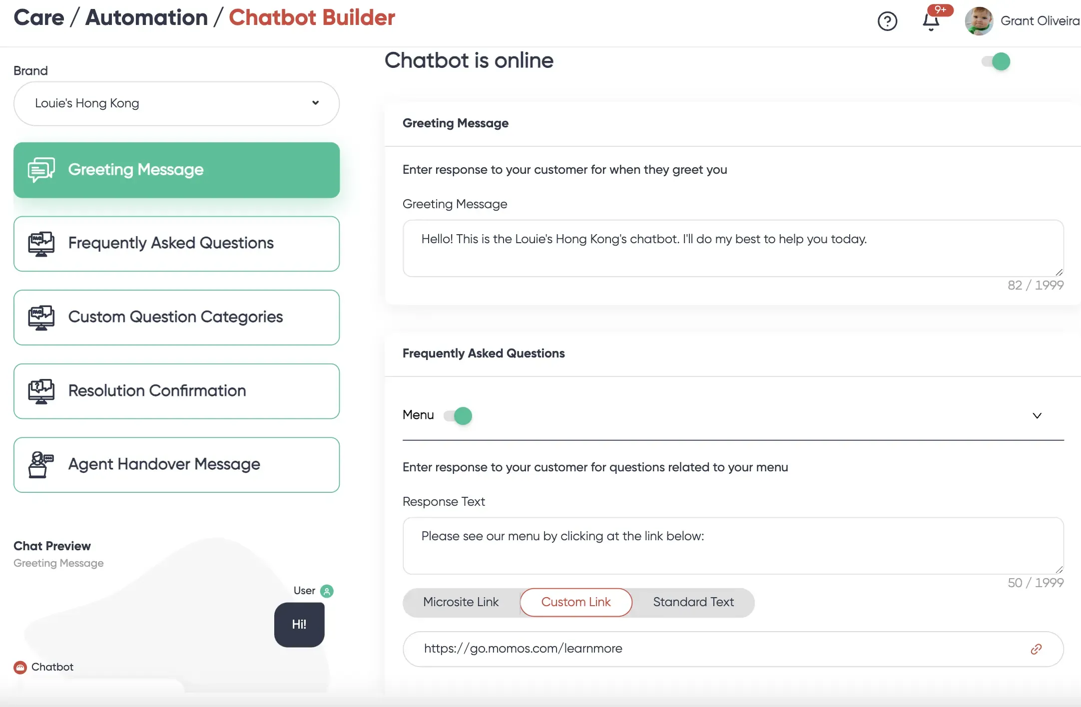 Generador de chatbot de Momos editando el mensaje de bienvenida y la respuesta del menú de preguntas frecuentes, con una vista previa del chat en vivo