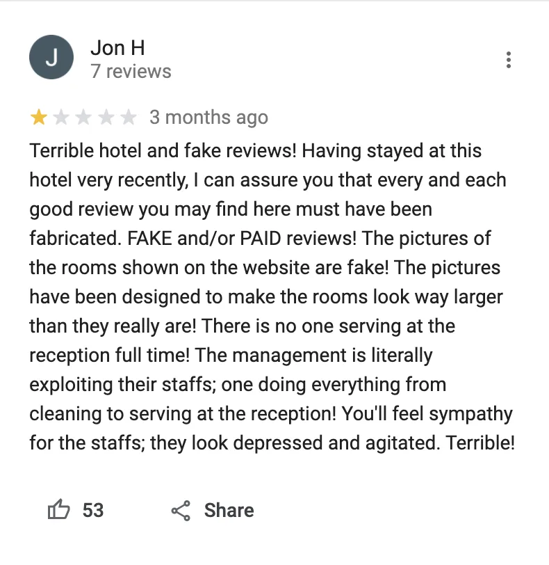Reseña de Google de una estrella de un huésped acusando a un hotel de reseñas falsas y pagadas, con 53 me gusta