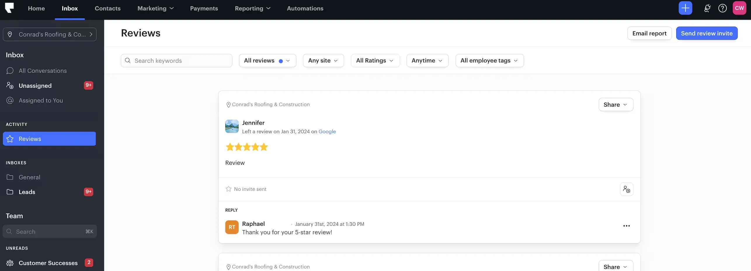 Tela de avaliações da Podium com uma avaliação 5 estrelas do Google respondida pela equipe, dentro da navegação do inbox