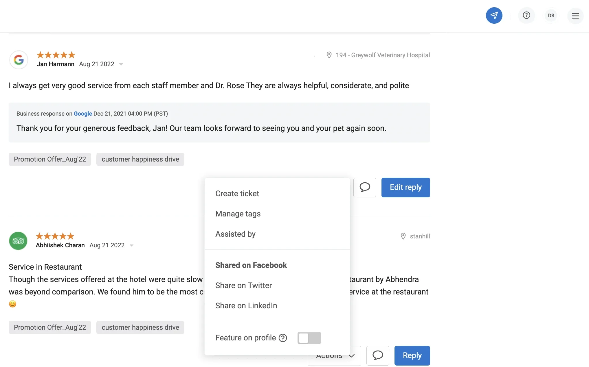 Feed de avaliações da Birdeye com avaliações do Google e do TripAdvisor, etiquetas e menu de ações para tickets e compartilhamento