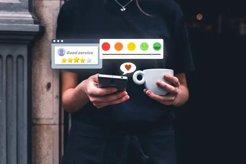 Empleado de cafetería sosteniendo un teléfono y una taza, con calificaciones de estrellas e iconos de satisfacción del cliente superpuestos