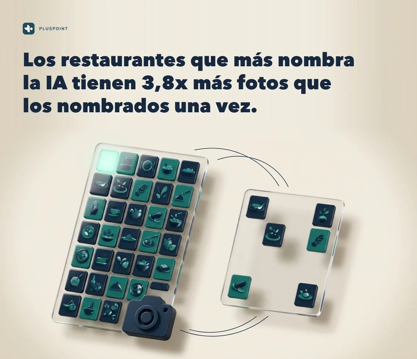 Dos tarjetas de ficha en cristal esmerilado sobre fondo crema: la de la izquierda cubierta de miniaturas de fotos, la de la derecha casi vacía, con el pie 3,8x más fotos en las fichas que más nombra la IA